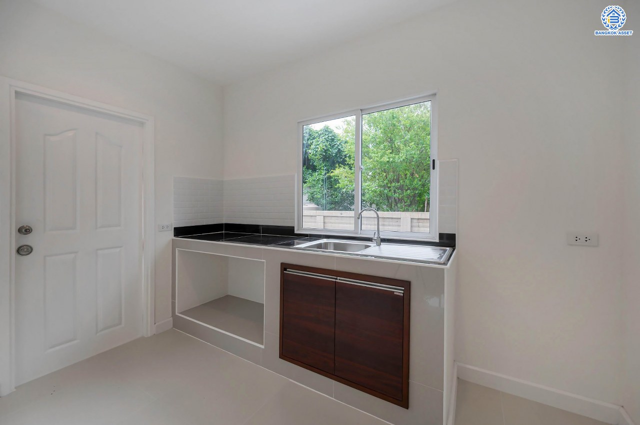 บ้านมือสองตกแต่งใหม่ โครงการ ภัสสร26 ราชพฤกษ์-ติวานนท์ เนื้อที่ 55.9 ตร.ว. ฟังก์ชัน 3 ห้องนอน 3 ห้องน้ำ จอดรถได้ 2 คัน บรรยากาศเงียบสงบเป็นส่วนตัว สิ่งอำนวยความสะดวกมากมาย! บนทำเลศักยภาพ หน้าโครงการติดถนนใหญ่ เชื่อมต่อถนนราชพฤกษ์ ใกล้จุดขึ้นทางด่วน "ศรีสมาน"